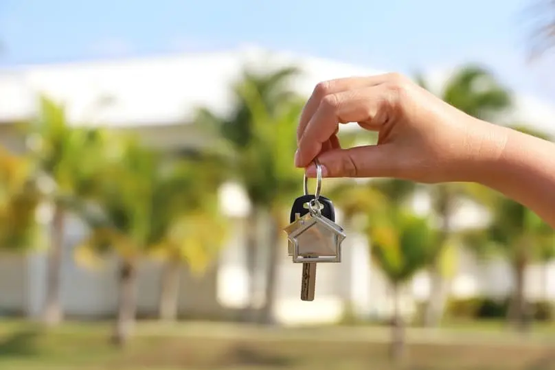 A hand holding house keys while deciding, do you need to clean your house for an appraisal